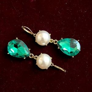 Emerald pearly earrings